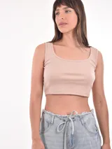 Musculosa crop top color beige claro, con escote cuadrado y tejido acanalado.
