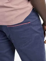 Pantalón de hombre de corte chino, color azul marino, con cinco bolsillos y ruedo doblado.