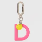 Llavero con dije en forma de letra A color rosado y pequeño dije circular amarillo con logo de la marca grabado. Incluye gancho metálico tipo mosquetón.
