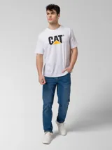 Pantalón jeans de corte slim y pierna delgada, tiro medio y diseño clásico de cinco bolsillos. Presenta cierre frontal de cremallera con botón metálico, detalles de remaches y parche trasero con la marca Caterpillar.