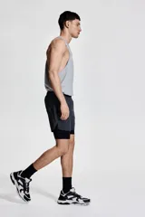 Short deportivo gris con calza interior negra, corte estándar, con cintura elástica y cordón ajustable.