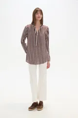 Blusa de viscosa con estampado de rayas verticales en tonos marrón y blanco, cuello mao y cierre frontal parcial con botones.