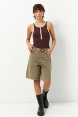 Body negro sin mangas con escote pronunciado con cierre.