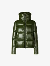 Campera puffer corta color borgoña, de nylon lacado con relleno sintético. Tiene cuello alto, cierre bidireccional, tiradores de cremallera personalizados y logo redondo de goma en la manga.