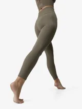 Legging deportivo largo de tiro alto con cintura doble reforzada. Confeccionado en tejido moldeador con tecnología 3D, presenta texturas diferenciadas y refuerzo en la zona de los glúteos para mayor soporte.