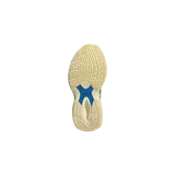 Championes Adidas Adizero Goukana de diseño chunky y futurista, en color vainilla con detalles en azul y negro en las icónicas tres tiras laterales. Presenta una suela gruesa y esculpida, confeccionados en malla y refuerzos sintéticos.