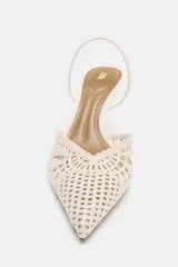 Zapato de tacón destalonado color beige, con cuerpo de tejido perforado, escote en pico, tira elástica trasera, tacón alto fino y acabado en punta.
