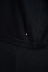 Remera negra de viscosa con elastano, escote en V y mangas tres cuartos de corte holgado.