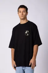 Remera negra de corte oversize con estampa pequeña en el pecho que representa un disco de vinilo con la inscripción Vinyl Up.
