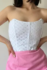 Corset largo blanco de broderie, con ballenas internas, ganchos reforzados en la espalda y forro interior.