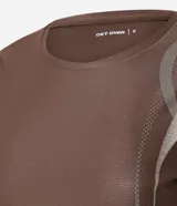 Remera deportiva de mujer Get Over, confeccionada en microfibra blanca con cuello redondo, manga corta y un diseño estampado de ondas en color verde y marrón en el lateral izquierdo.