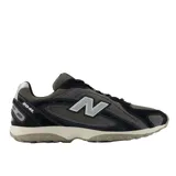 Championes New Balance modelo 204L, con diseño de líneas arqueadas y superposiciones. Confeccionados en ante de primera calidad con detalles en cuero de vaca y suela de EVA.
