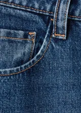 Jeans de tiro medio con diseño de pernera ancha y holgada, de corte recto y clásico tono azul denim.