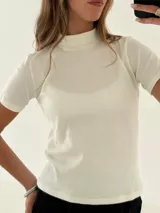 Polera blanca de morley con cuello alto y mangas cortas.