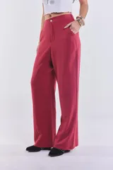 Pantalón sastrero de color bordó, tiro alto, corte wide leg y bolsillos laterales.