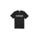 Remera Supreme de manga corta en color negro, con diseño gráfico estampado en el pecho con la palabra "SUPREME" en tipografía estilo stencil de color gris.