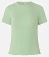 Blusa básica de manga corta y cuello redondo, confeccionada en viscosa texturizada de canalé con elastano y detalle de terminación ondulada en el bajo.