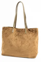 Bolso tipo tote de gran tamaño confeccionado en material sintético con acabado efecto gamuza en color tostado. Presenta doble asa larga en tono contrastante y placa metálica pequeña con logo de la marca en la parte frontal.