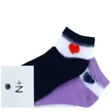 Pack de dos pares de medias cortas, una en color negro y otra en color lila. Ambas presentan una franja superior de tejido semitransparente con un detalle de corazón bordado.