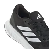 Championes de running Adidas modelo Runfalcon 5, color negro con las icónicas tres tiras laterales en blanco. Presentan una mediasuela blanca con tecnología Cloudfoam para mayor amortiguación y una parte superior de malla transpirable.
