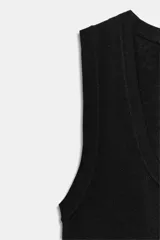 Top de punto extrafino color negro, con escote redondo y diseño sin mangas.