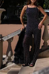 Mono largo de color negro con diseño de micro brillos en toda la prenda. Presenta escote recto, breteles finos y una silueta fluida con corte recto.