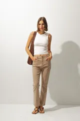 Jean de corte recto y tiro medio con silueta relajada, confeccionado en denim color beige.