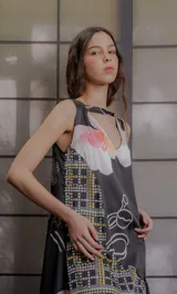 Vestido midi de seda con diseño de paneles combinados con estampado floral abstracto y patrón a cuadros. Presenta escote en V con detalle de abertura superior y corte sin mangas.