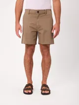 Bermuda de gabardina de algodón color beige, de corte regular, con bolsillos laterales y elástico en la parte trasera de la cintura.