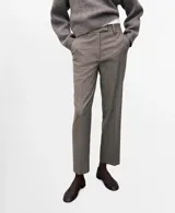 Pantalón de vestir gris con diseño sutil de cuadros, tiro medio y corte recto al tobillo.