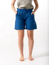 Shorts de lino azul con cintura elástica y cordón ajustable.