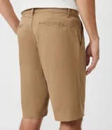 Bermuda de sarga color blanco, de corte recto y diseño básico con bolsillos laterales y traseros.