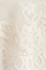 Pack de dos bombachas tipo brazilian de encaje color beige, de tiro bajo con cintura en V y corte alto en la parte trasera.