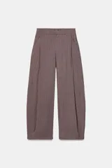 Pantalón fluido de tiro alto con diseño de rayas diplomáticas, color marrón, con pliegues en el delantero, bolsillos laterales y silueta amplia.