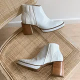 Botas cortas de cuero blanco con textura, elástico lateral y taco de madera.