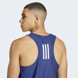 Musculosa deportiva Adidas Own The Run, color azul, con cuello redondo y logo de las tres rayas reflectante en el pecho.