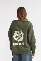 Campera de felpa verde militar con capucha, cierre frontal completo y bolsillos estilo canguro. Presenta un pequeño estampado floral blanco en el pecho con el logo de la marca.