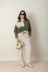 Pantalón italiano de lino azul marino, de corte amplio, con cintura elastizada y cordón ajustable.