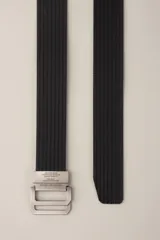 Cinturón de tela color beige con rayas verticales negras y hebilla metálica plateada con doble pasador.