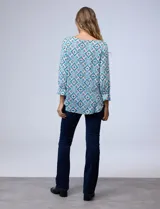 Blusa de seda fría estampada con cuello a la base y escote en V. Tiene mangas 3/4 con puño fruncido.