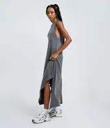 Vestido midi sin mangas de algodón con efecto marmorizado, cuello redondo y ruedo con puntas asimétricas.