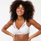 Sujetador blanco de encaje con copas moldeadas y escote corbeille. Presenta detalles de encaje festoneado en el borde superior de las copas y tirantes anchos ajustables.