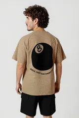 Remera color beige con estampa de tres rayos negros y la frase "Rock That Day".