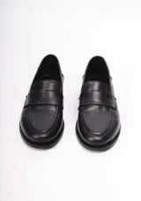 Mocasines negros de cuero liso, con antifaz y suela plana.