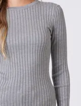 Buzo de tejido acanalado, con cuello redondo y mangas largas, de calce ajustado al cuerpo.