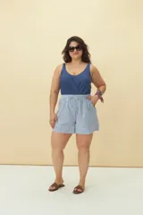 Short a rayas verticales color verde y blanco, con cintura elástica ajustable con cordón.