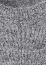 Jersey de punto liso color gris, con cuello redondo y diseño recto de manga larga.