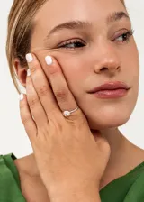 Anillo solitario de plata 925 con una zirconia de corte cuadrado engastada en el centro.