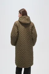 Campera larga de diseño acolchado con patrón geométrico, color negro. Cuenta con capucha ajustable, cierre frontal completo y bolsillos laterales.