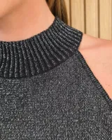 Musculosa tejida de punto con hilo lurex color beige, cuello alto y diseño halter sin mangas.
